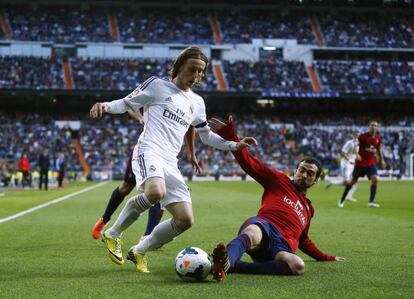 De las Cuevas trata de arrebatarle el balón a Modric.