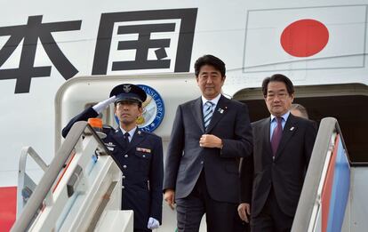 El primer ministro de Japón, Shinzo Abe (c), desciende del avión a su llegada al aeropuerto de San Petersburgo. Los líderes del G20 comienzan su cumbre anual mañana en la ciudad rusa de San Petersburgo, una cita de la que saldrán importantes acuerdos para la economía y las finanzas globales a pesar de que el conflicto sirio se ha filtrado en la agenda.