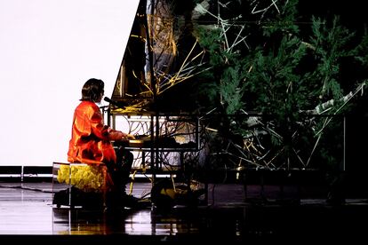 Rosalía en el escenario durante la ceremonia.