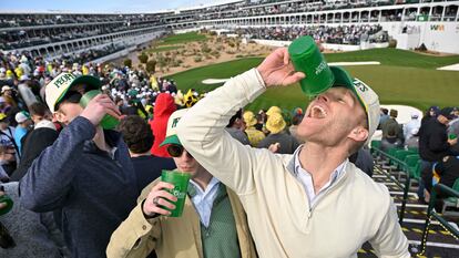 Asistentes al WM Phoenix Open de este año beben cerveza.