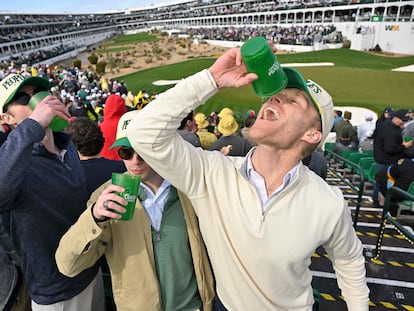 Asistentes al WM Phoenix Open de este año beben cerveza.