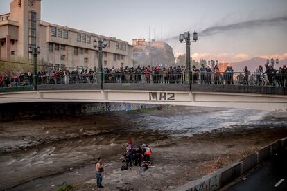 Un carabinero fue imputado por empujar a un joven del puente Pío Nono