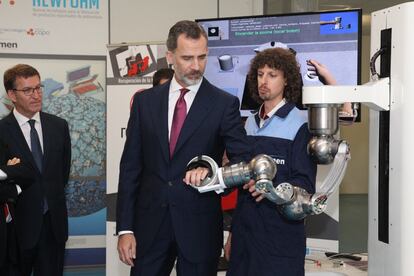 El rey Felipe VI, durante su visita el Centro Tecnológico de la Asociación Metalúrgica del Noroeste de España (AIMEN) en O Porriño (Pontevedra), el 17 de julio de 2017.