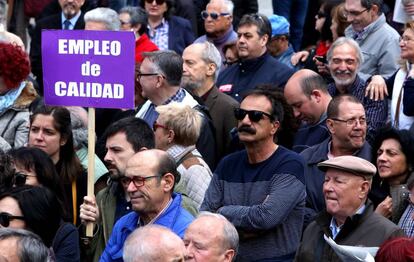 Participantes durante la marcha del Primero de Mayo por el centro de Madrid.