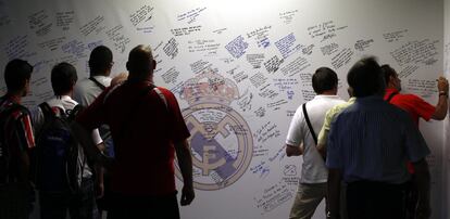 Aficionados escriben mensajes de condolencia en la capilla ardiente de Alfredo Di Stéfano.