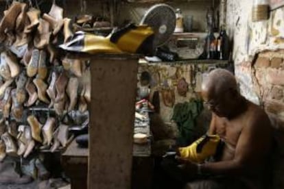 Fotografía que muestra al zapatero Valdo, mientras trabaja en el taller del zapatero español Ernesto Nieto, emigrado a Brasil en 1959.