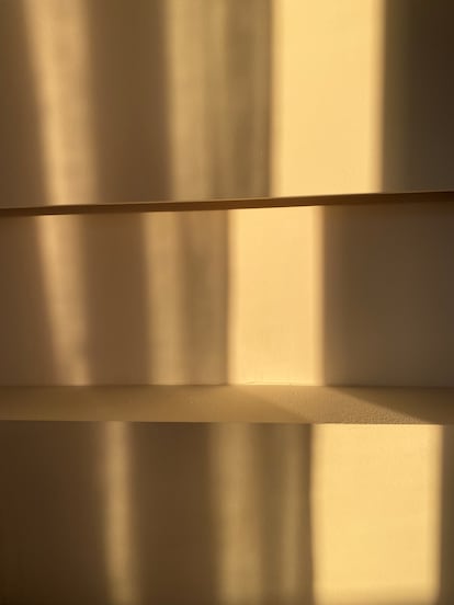 'Ocher'. Fotografía que capta la luz dorada de poniente de un día de verano que se filtra a través de ventanales velados. La consistencia de la imagen podría hacer pensar que se trata de un objeto, pero se busca una sinestesia entre la luz sensorial y la luz física.