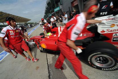 El compañero de Fernando Alonso en Ferrari sale a rodar las primeras vueltas en el circuito de Malaisia.