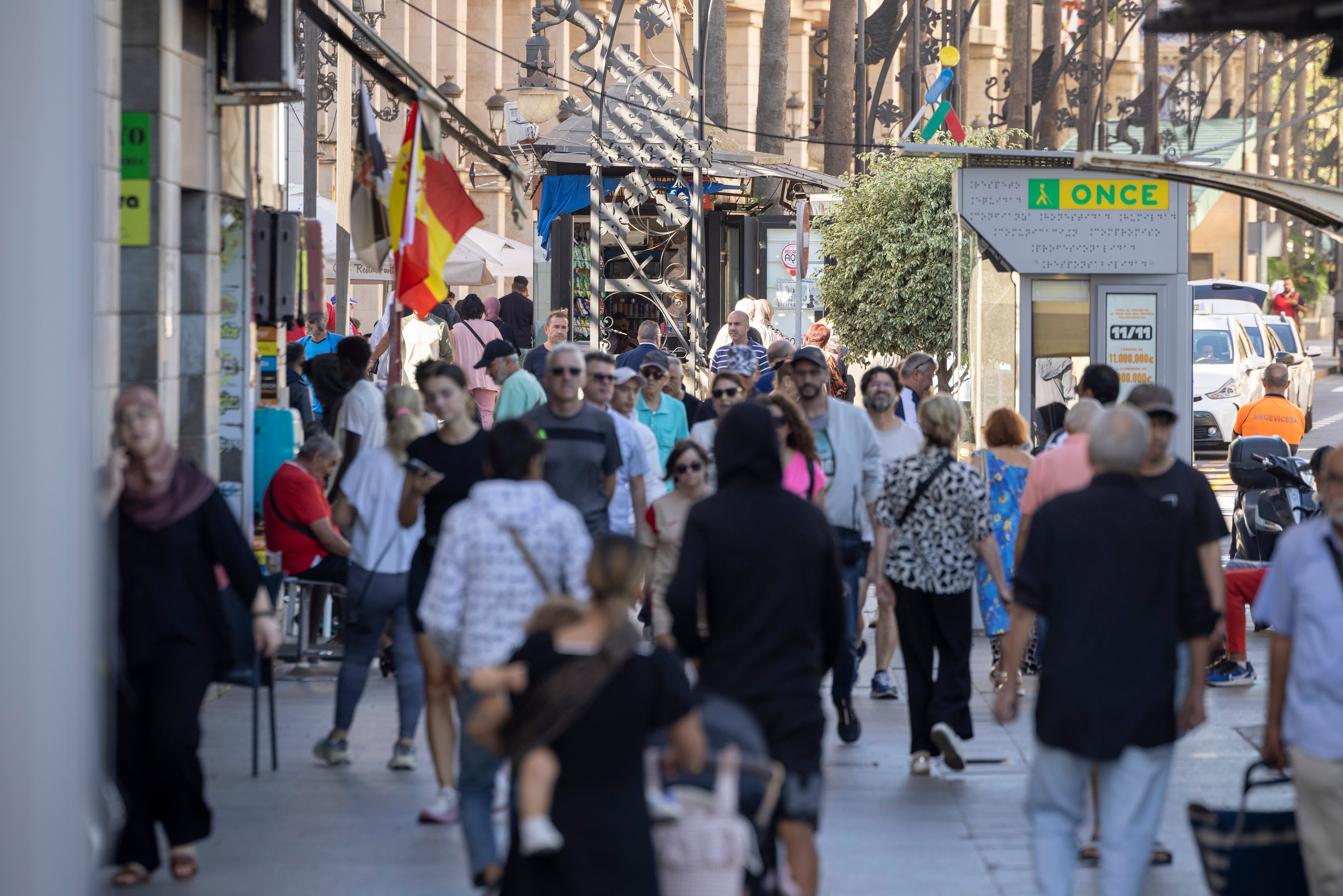 Ambiente de normalidad en el centro de Ceuta, este lunes.