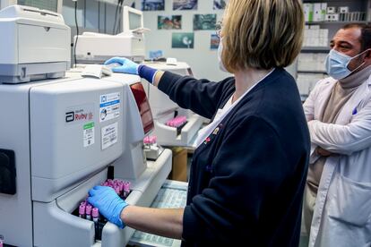 Dos sanitarios en el laboratorio del centro de transfusión de Valdebernardo, el 8 de enero de 2022.