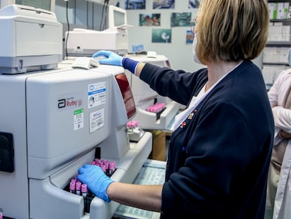 Dos sanitarios en el laboratorio del centro de transfusión de Valdebernardo, el 8 de enero de 2022.