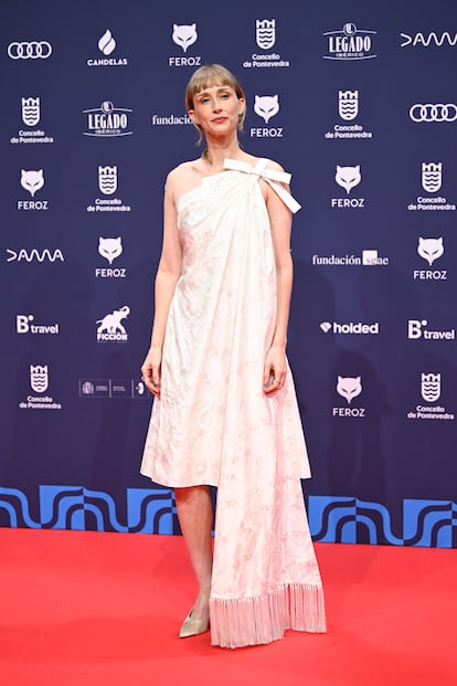 Ingrid García-Jonsson, con vestido corto brocado, estaba nominada a mejor actriz en una serie por 'Superestar'.