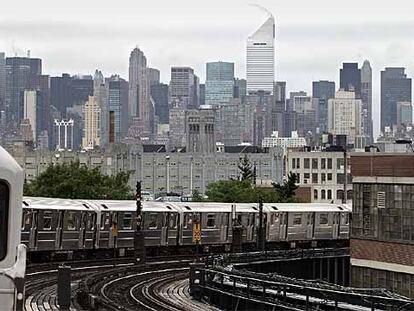 Perfil urbano de Nueva York visto desde la estación de metro de Queens.