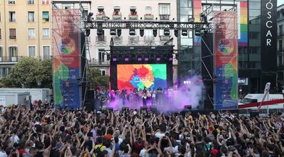 La plaza madrileña de Pedro Zerolo durante el pregón del último orgullo, el 3 de julio de 2019.