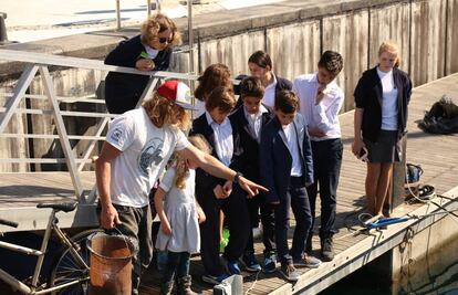 Pete Ceglinski enseña su proyecto a un grupo de niños en Palma de Mallorca.