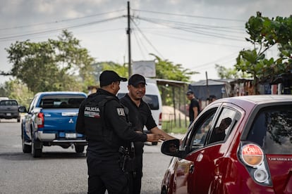 Elementos de la FGE, realizan una inspección de los vehículos en la carretera Viilahermosa - Chetumal en febrero de 2024.