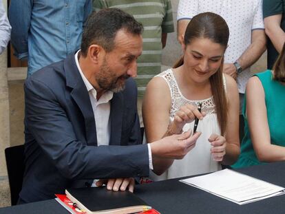 El socialista Carlos González, y la representante de Compromís, Mireia Mollá.