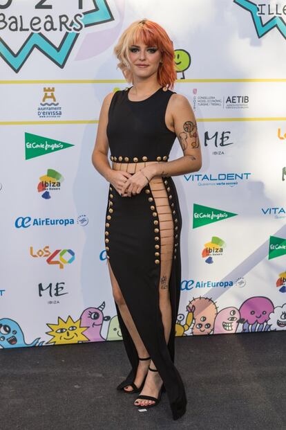 La cantante Alba Reche posa a su llegada a la cena, celebrada en Ibiza.