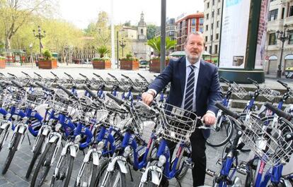 José Luis Sabas, en la presentación de las nuevas bicis del servicio público.