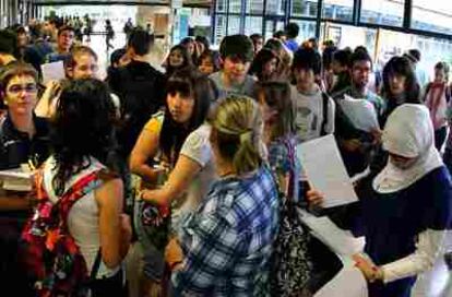 Alumnos antes de comenzar las pruebas de Selectividad, el pasado miércoles, en la Escuela de Arquitectura de Valencia.