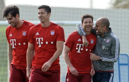 Guardiola y Xabi durante un entrenamiento del Bayern en Doha. 