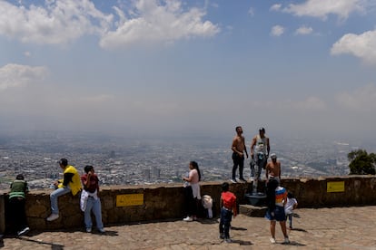 Visitantes en el Cerro de Monserrate en Bogotá, Colombia.