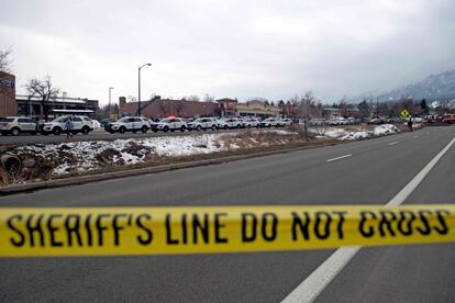 La cinta de la escena del crimen cierra el acceso a la tienda de comestibles King Soopers, en Boulder, Colorado.