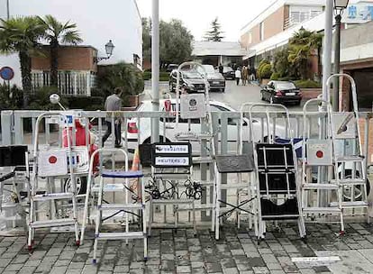 Los fotógrafos que esperan el acontecimiento ya han encadenado sus escaleras a la entrada de la clínica.