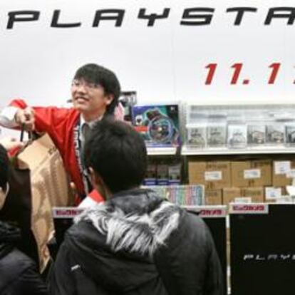 Clientes comprando la Sony PlayStation 3