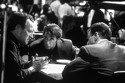 Michael Mann dirige a Al Pacino y Robert De Niro en la célebre escena de la cafetería en 'Heat'.