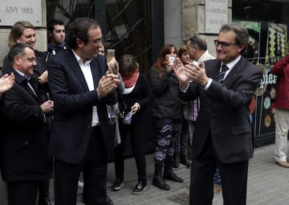  El presidente de la Generalitat, Artur Mas, es recibido con aplausos a su llegada a la sede del partido. 