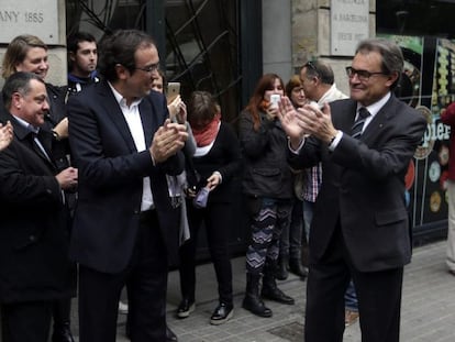  El presidente de la Generalitat, Artur Mas, es recibido con aplausos a su llegada a la sede del partido. 