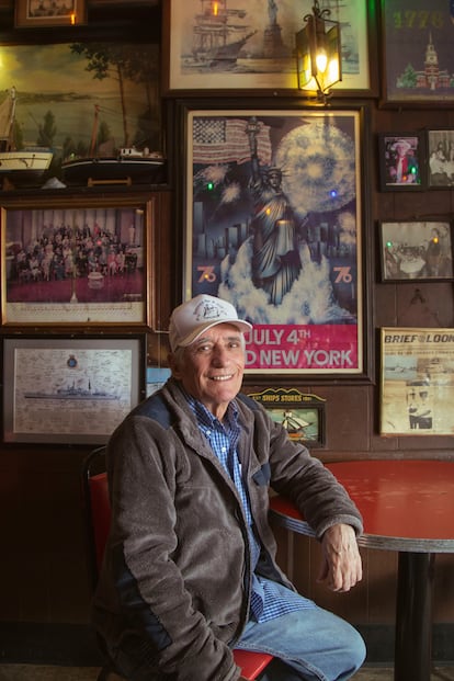 Pepe Montero, en el bar que fundó su padre, Joseph, hace 86 años en Brooklyn Heights, en Nueva York. Seila montes