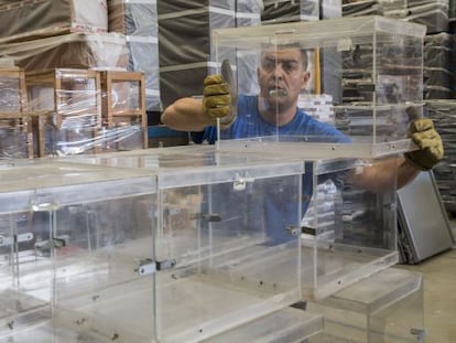 Un funcionario prepara las urnas para las elecciones municipales de ma&ntilde;ana.