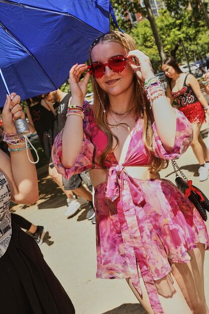 Marina Martínez, de 20 años, con un vestido rosa inspirado en la era 'Lover' del álbum de Taylor Swift.