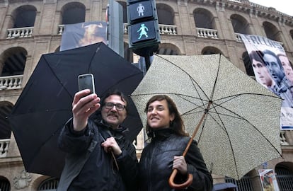 Valencia city officials Giuseppe Grezzi and Isabel Lozano in front of the new traffic lights.