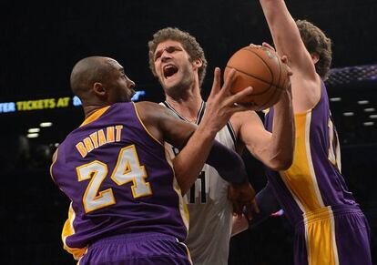 Kobe Bryant y Pau Gasol defienden a Brook Lopez