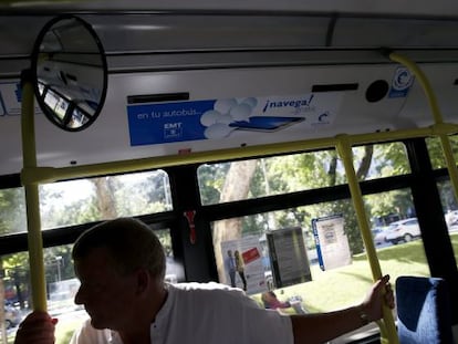 Un hombre, en un autobús con red wifi de Gowex.
