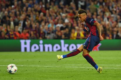 Neymar fa el tercer gol de la nit.