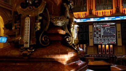 Imagen de la Bolsa de Madrid con pantallas que muestran los valores del IBEX 35, principal indicador de la Bolsa espa&ntilde;ola. 