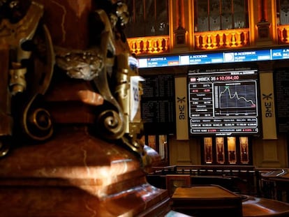 Imagen de la Bolsa de Madrid con pantallas que muestran los valores del IBEX 35, principal indicador de la Bolsa espa&ntilde;ola. 