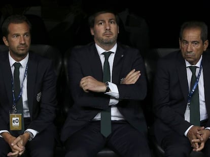 Carvalho, entre dos colaboradores, en el banquillo del Bernab&eacute;u.