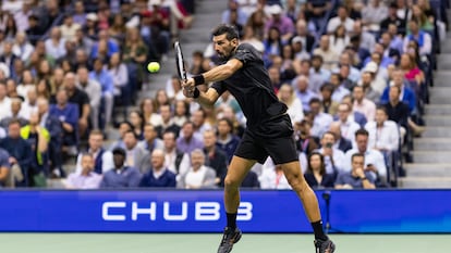 Djokovic golpea la bola en suspensión durante el partido contra Fritz.