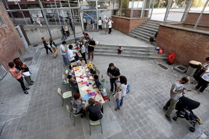 Vista general del patio del Colegio Torrent D'en Melis de Barcelona, donde padres e hijos juegan con recortables. Se han preparado talleres y actividades para evitar que los colegios se precinten.