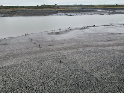La Presa Paso Severino cuenta con solamente el 2% de su capacidad. Esta represa es la mayor reserva de agua dulce que potabiliza el agua para el 57% de la población de Uruguay.