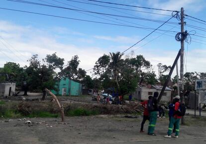 Casas con techos arrancados junto a la carretera entre Beira y Dondo.