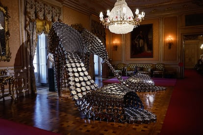 'Marilyn', la monumental escultura de Joana Vasconcelos en el salón de baile del Palacio de Liria, una de las obras expuestas en la muestra 'Flamboyant. Joana Vasconcelos en el Palacio de Liria'.