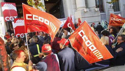 Movilización sindical a las puertas de la sede de Correos en Valencia.