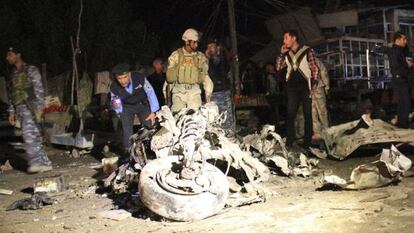 Soldados iraqu&iacute;es inspeccionan el lugar donde explot&oacute; un coche bomba en un mercado de Nayaf, sur de Irak.