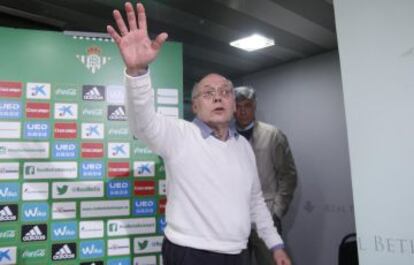 Juan Carlos Ollero se despide de la prensa tras presentar su dimisi&oacute;n como presidente del Betis. 